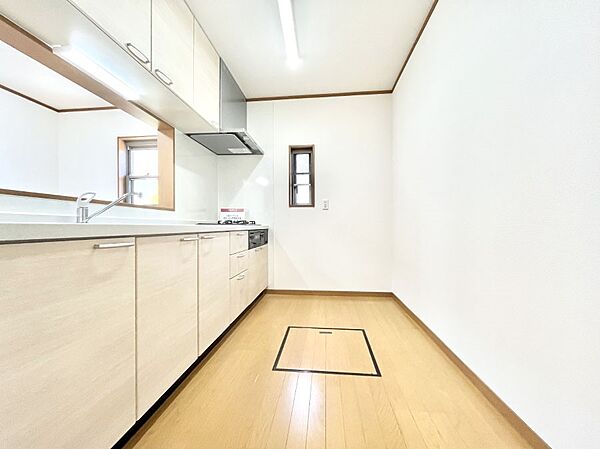 ～Kitchen～　自然光が入る窓のあるキッチン☆毎日使う場所だからこそ、使い勝手を考慮しました。ゆったりとしたキッチンコーナーは質感豊かな仕上がりとなっております。