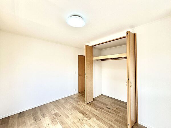 ～Bed Room～　部屋数が多いのが戸建てのメリットです。ご家族が増えたことで手狭に感じていた住まいも戸建てでは各居室プライバシーを保つことができます。住まいにゆとりが生まれ心もリラックスできます♪