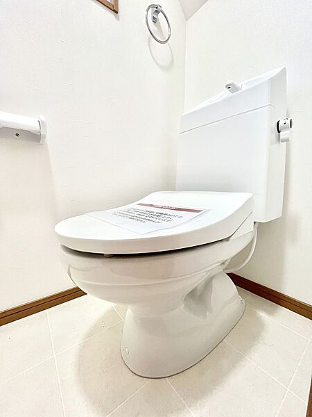 ～Toilet～　綺麗・スッキリ・快適なウォシュレット付トイレでくつろげる空間です。1、2階共にトイレスペース！採光もあり明るく、快適空間となっております♪毎日使う場所だからこその配慮です！