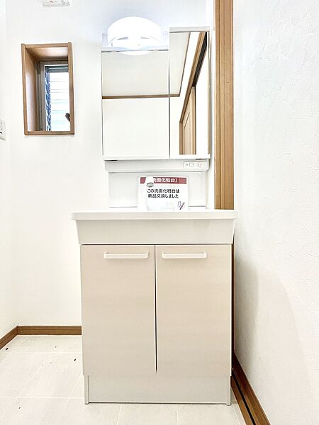 ～Dressing Room～  清潔感溢れる色合いで統一されていると、スッキリと整った印象をうけます。  鏡の裏にはたっぷりと収納スペースを標準装備！  水廻りは、シンプルかつ機能性を重視して。