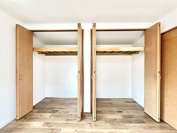 ～Closet～　壁面クローゼットがあればタンスを置く必要がなく、出っ張りのないスッキリ空間を維持できます。限られたスペースを有効に活用できそう。季節の衣類や趣味の品などたっぷり収納出来ますね♪