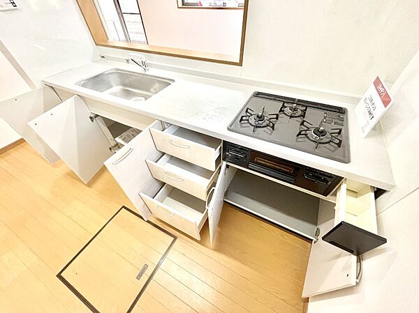 調理器具などもしっかり収納できます