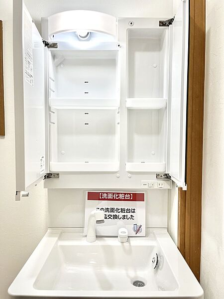 鏡の裏に、化粧品や衛生用品などを収納可能。洗面台をすっきりと保ちます！