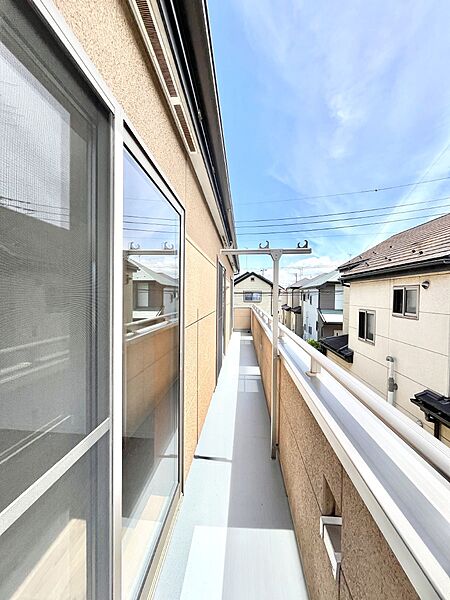 ～Balcony～　南向きのバルコニーの前には雲以外に太陽を遮るものがありません。お洗濯物も乾きやすく、何より明るく気持ちのいい光が入ってきます。家族全員分の洗濯物も一気に干せます。