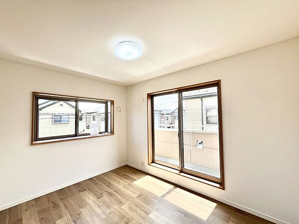 ～Bed Room～　2面採光を確保した明るい室内は、風通しも良く、大変居心地の良い空間となっております。爽やかな風を感じて起きる朝は、快適生活の始まりに！日当たりや通風がとても良い住まい♪