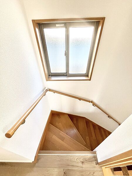 ～Stairs～　小さなお子様からご高齢の方まで幅広い年代に優しい手すり付階段です。家の安全性を高めるために、階段に手すりを取り付けました！ナチュラルな雰囲気も大事なポイント。