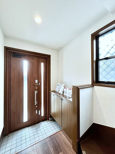 ～Entrance～　家の中でお客様を迎える最初の場所である玄関は、家の印象そのものです！豊富な玄関収納で、常に綺麗に保つことが出来ます♪玄関にはたっぷり収納の下駄箱を完備！