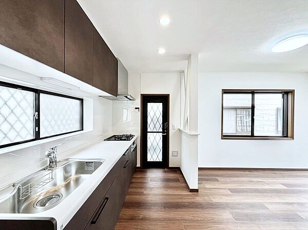 ～Kitchen～　自然光が入る窓のあるキッチン☆毎日使う場所だからこそ、使い勝手を考慮しました。ゆったりとしたキッチンコーナーは質感豊かな仕上がりとなっております。