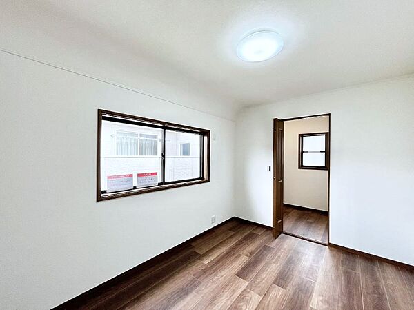 ～Bed Room～  全居室には収納クローゼットを完備！普段使いのお洋服や小物はもちろん、季節物のお洋服などもしっかりと整理整頓おしまい頂けます。  居室空間を広く使用できますね。