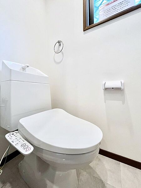 ～Toilet～　綺麗・スッキリ・快適なウォシュレット付トイレでくつろげる空間です。トイレは毎日使わざるを得ないもの。いつも清潔を保ちたいですね。トイレが2ヶ所あるので朝の混雑時に便利です！