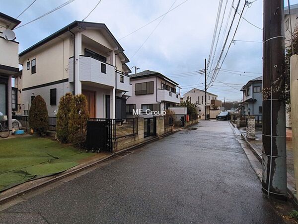 ～Exterior～　前面道路：南 4.5m 私道、北 4m 私道　低層の一戸建てを中心とした街並みが整然と続き、周辺は高い建物が建っていないので、緑の多い閑静な趣を感じる環境です。