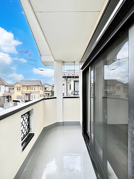 ～Balcony～  バルコニーは温かい陽がさしこみ、お布団や洗濯物を気持ちよく干すことができます。  使いやすく開放的なバルコニーです♪陽ざしがたっぷり降り注ぐ、バルコニー付き住まい。