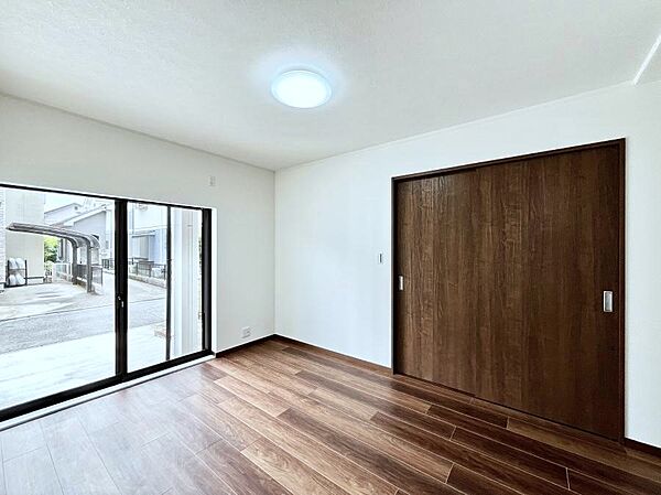 ～Bed Room～　部屋数が多いのが戸建てのメリットです。ご家族が増えたことで手狭に感じていた住まいも戸建てでは各居室プライバシーを保つことができます。住まいにゆとりが生まれ心もリラックスできます♪