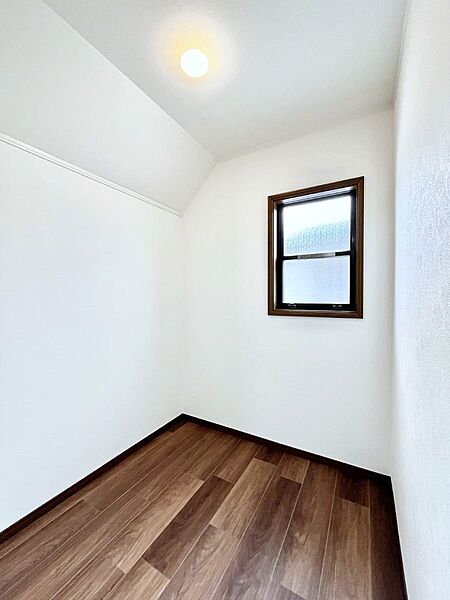～Walk-in Closet～　必要なものやコーディネートを一覧して確認でき、身支度や準備が短時間で済むウォークインクローゼットを設置しました。家の中をすっきりとさせる便利な収納スペースです。