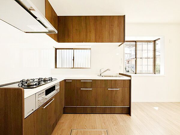 ～Kitchen～　自然光が入る窓のあるキッチン☆毎日使う場所だからこそ、使い勝手を考慮しました。ゆったりとしたキッチンコーナーは質感豊かな仕上がりとなっております。