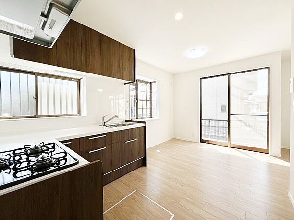 ～Kitchen～　動線が短く、手早く作業できるＬ型キッチン。コーナーにスパイス類を置いてスッキリと♪広々とした作業スペースでストレスなくお料理をお楽しみいただけます♪