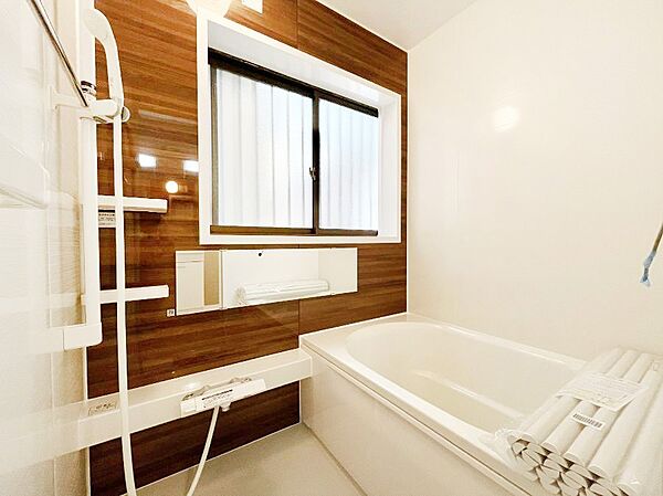 ～Bath Room～　ゆったりと足を伸ばして入浴することが可能！一日の疲れを癒す貴重なバスタイムです。お子様とご一緒でも十分な広さなので、リビングとは違った家族団欒のひと時をお楽しみいただけます。