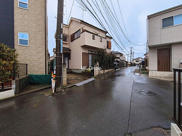 ～Exterior～　前面道路：南 4m 公道　前面道路は閑静な住宅地をはしる車通りの少ない道路。駐車の出し入れもらくらくです！ご不明点・現地見学のご希望は、お気軽にお問い合わせください！