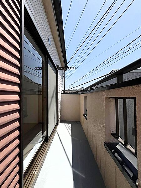 ～Balcony～  バルコニーは温かい陽がさしこみ、お布団や洗濯物を気持ちよく干すことができます。  使いやすく開放的なバルコニーです♪陽ざしがたっぷり降り注ぐ、バルコニー付き住まい。