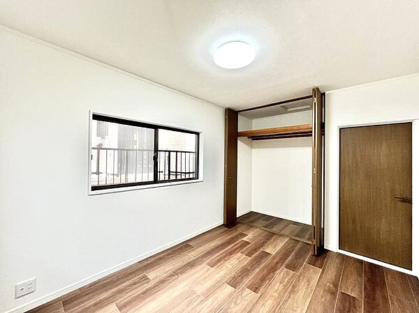 ～Bed Room～  全居室には収納クローゼットを完備！普段使いのお洋服や小物はもちろん、季節物のお洋服などもしっかりと整理整頓おしまい頂けます。  居室空間を広く使用できますね。