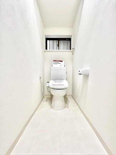 明るく清潔感のあるトイレです。