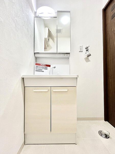 ～Dressing Room～  清潔感溢れる色合いで統一されていると、スッキリと整った印象をうけます。  鏡の裏にはたっぷりと収納スペースを標準装備！  水廻りは、シンプルかつ機能性を重視して。