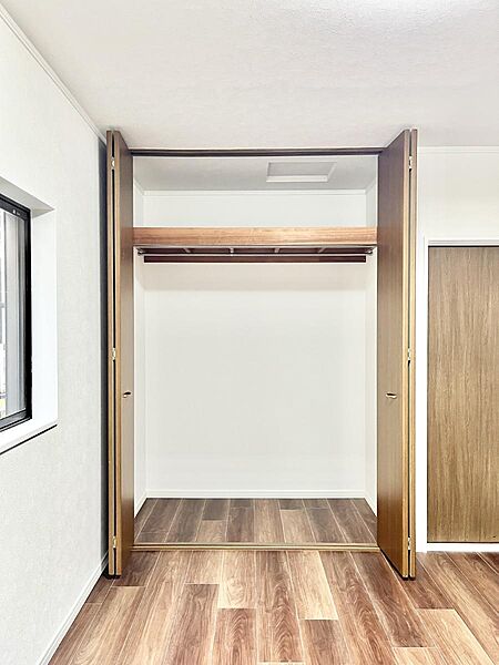～Closet～　壁面クローゼットがあればタンスを置く必要がなく、出っ張りのないスッキリ空間を維持できます。限られたスペースを有効に活用できそう。季節の衣類や趣味の品などたっぷり収納出来ますね♪