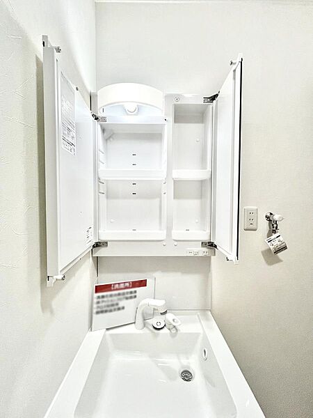 鏡の裏に、化粧品や衛生用品などを収納可能。洗面台をすっきりと保ちます！