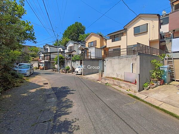 ～Exterior～　前面道路：東 4.9m 公道　前面道路は閑静な住宅地をはしる車通りの少ない道路。駐車の出し入れもらくらくです！ご不明点・現地見学のご希望は、お気軽にお問い合わせください！