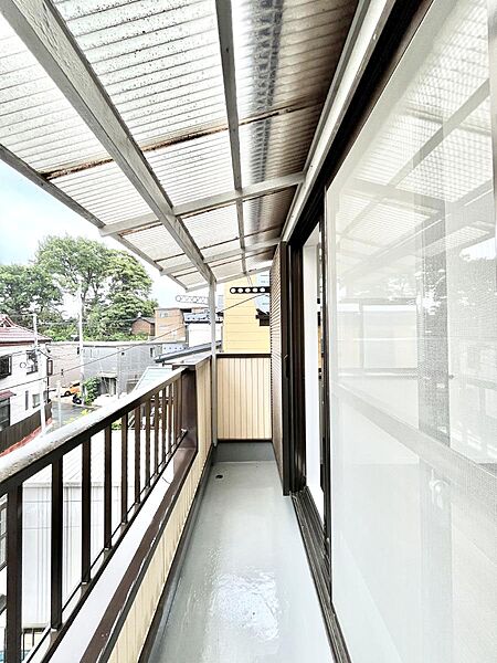 ～Balcony～  バルコニーは温かい陽がさしこみ、お布団や洗濯物を気持ちよく干すことができます。  使いやすく開放的なバルコニーです♪陽ざしがたっぷり降り注ぐ、バルコニー付き住まい。