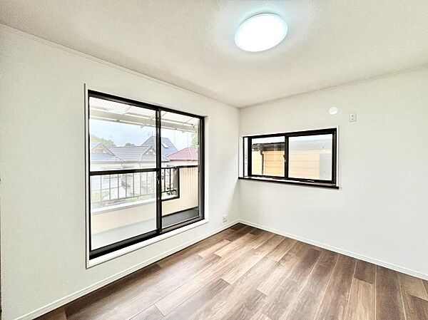 ～Bed Room～　2面採光を確保した明るい室内は、風通しも良く、大変居心地の良い空間となっております。爽やかな風を感じて起きる朝は、快適生活の始まりに！日当たりや通風がとても良い住まい♪