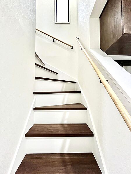 ～Stairs～　小さなお子様からご高齢の方まで幅広い年代に優しい手すり付階段です。家の安全性を高めるために、階段に手すりを取り付けました！ナチュラルな雰囲気も大事なポイント。