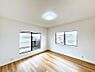 室内：～Bed Room～　2面採光を確保した明るい室内は、風通しも良く、大変居心地の良い空間となっております。爽やかな風を感じて起きる朝は、快適生活の始まりに！日当たりや通風がとても良い住まい♪