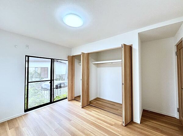 ～Bed Room～　木の温もりがやさしいフローリングは安らぎをもたらすプライベート空間。明るめのフローリングですので、壁紙ともマッチし、お部屋を更に広く見せてくれる効果も。