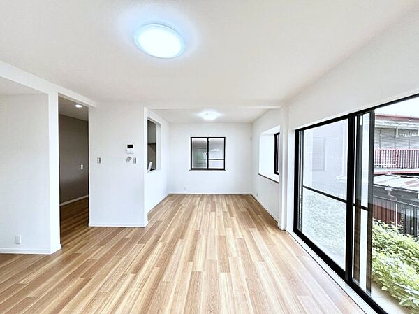 ～Living～　豊かな陽光がこの場所を照らしだす。光溢れるこの空間はみんなの笑顔が集う場所、時を忘れ、つきることのないたわいもない会話を楽しむ時間、たくさんの思いが綴られる場所。