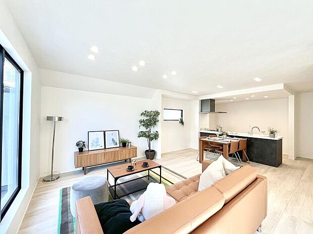 ご家族の賑やかな話し声で包まれる明るいリビング