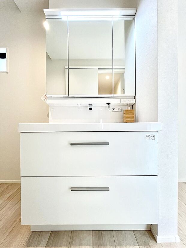 大きく見やすい三面鏡で清潔感ある洗面台は、身だしなみチェックや肌のお手入れにおすすめです。