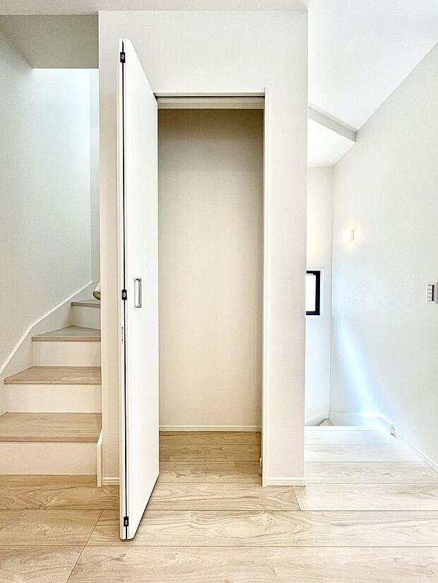 リビング収納。ここに収納があると物が集まるLDKがスッキリ片付きそうですね。