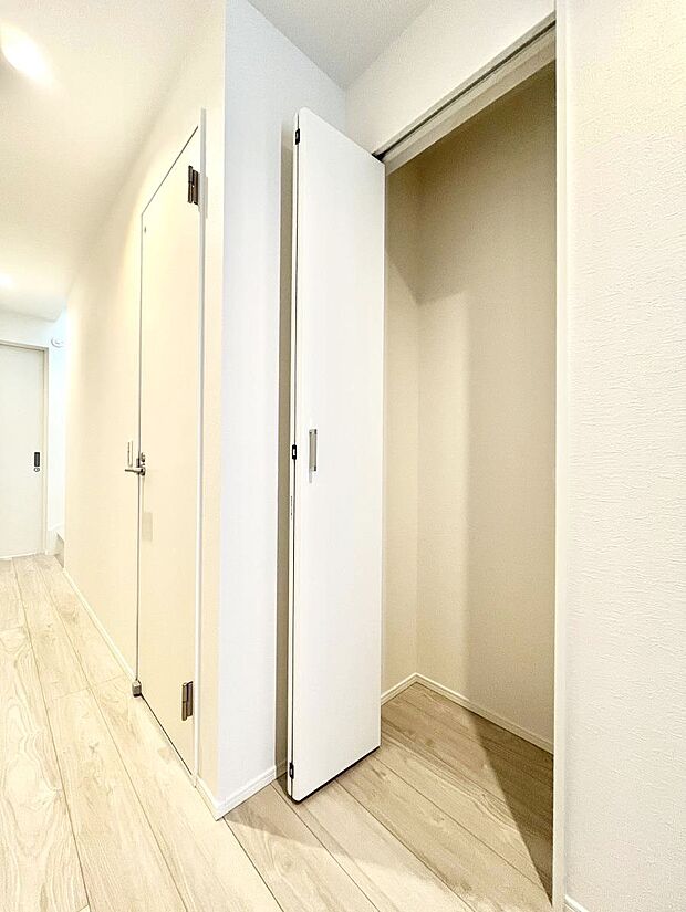 廊下収納。掃除道具や季節の小物を収納することができます。