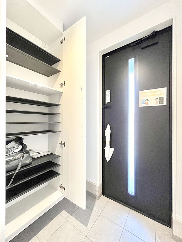 たっぷり収納できるシューズボックスで家族全員の靴も、玄関すっきり。