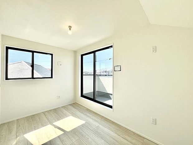 バルコニーが開放感をプラスしてくれる洋室