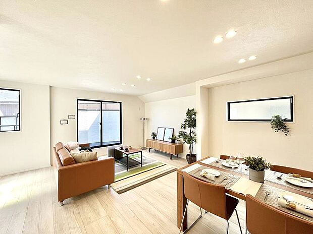 明るい陽光が注ぎ、寛ぎの雰囲気に満たされるダイニング。