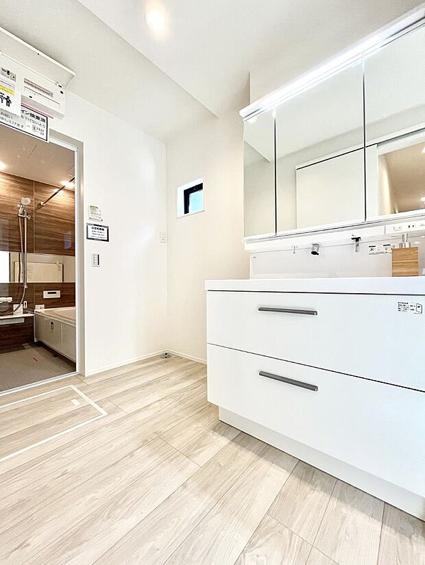 清潔感のある快適空間です。毎日の身支度も気持ち良くお使い頂けます。