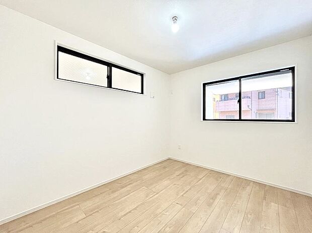 窓からのやさしい光が心地よいプライベートルーム