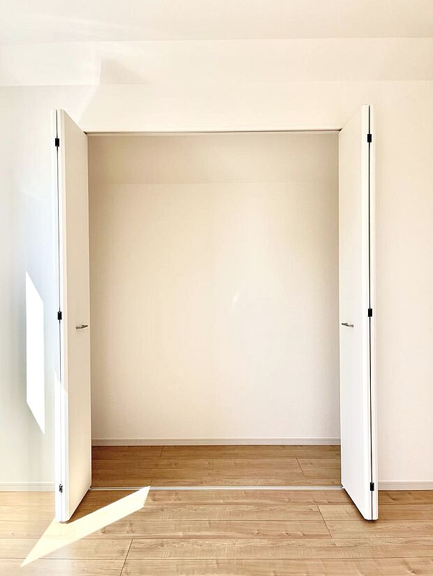 リビング収納。ここに収納があると物が集まるLDKがスッキリ片付きそうですね。