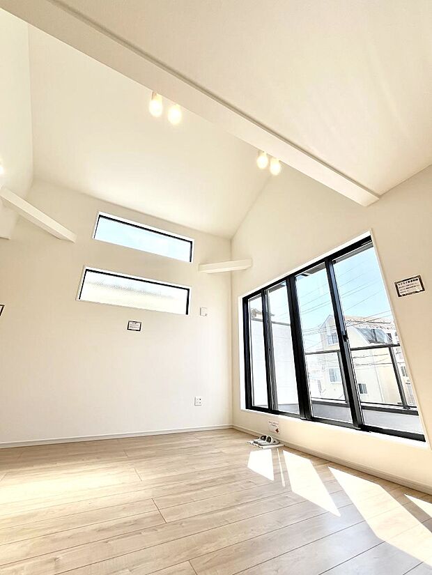 明るい日差しが差し込む吹き抜け設計