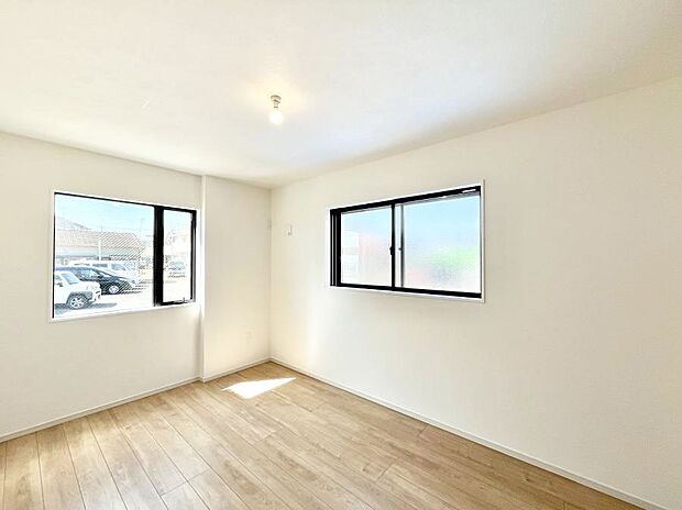 2面採光の洋室。窓から入り込む陽光がお部屋全体を優しく包み込みます!