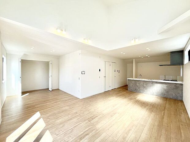 家族の笑顔が自然と生まれてくる、そんな雰囲気のダイニングに仕上がっています。