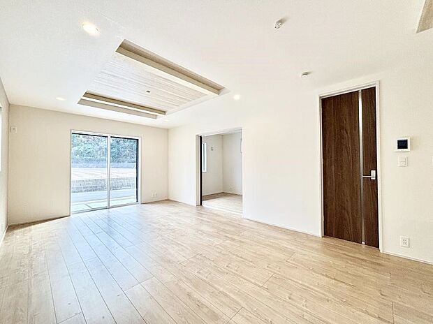 ~Living~ 飽きの来ないシンプルでおしゃれなLDK。大きな窓から日差しが差し込むので室内も明るく、家族の憩いの場としてピッタリです。開放感と日当たりの良さを是非ご覧ください!