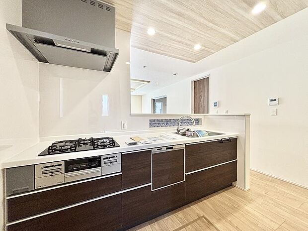 ~Kitchen~ リビングが見渡せるカウンターキッチン。 料理をしながら家族とコミュニケーションをとれるだけでなく、大きな開放感も得ることができます。 お子様の成長も感じることができますね!